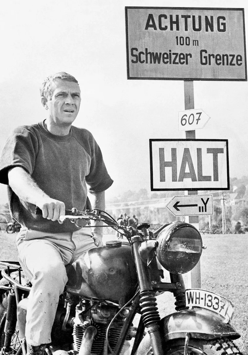 Steve McQueen in La grande fuga tela con Cornice a cassetta da April Lewis