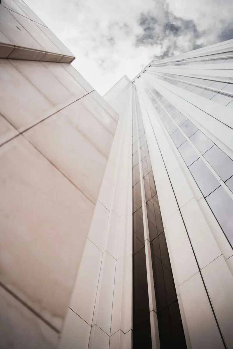 high skyscape building poster con telaio in legno da comura