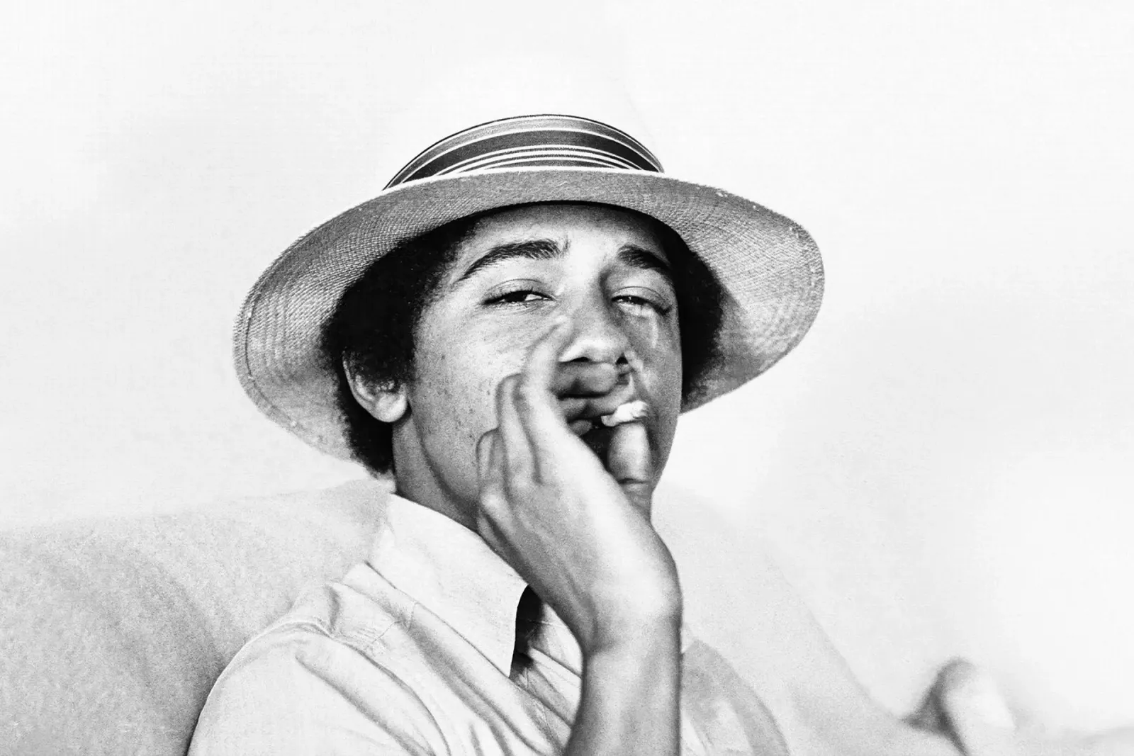 Obama fumant un joint, photo ancienne en noir et blanc hahnemühle de Vibrant Vintage Prints