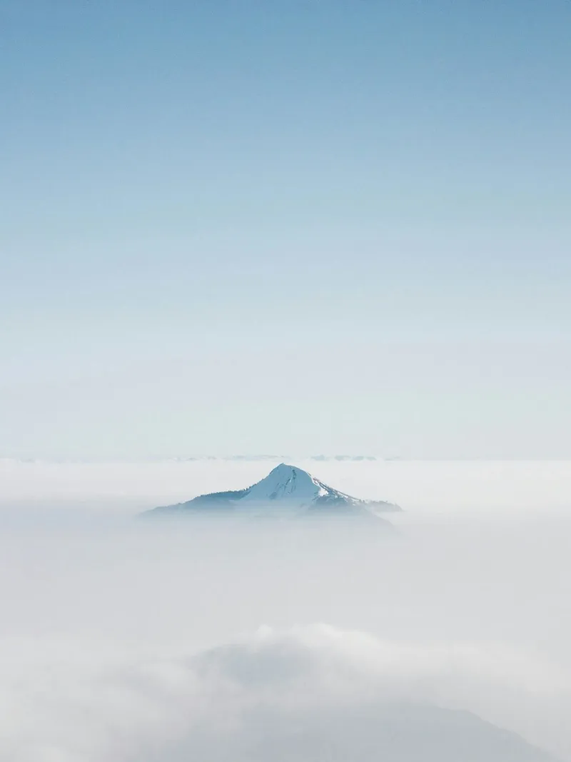 top mountain hide in cloud pellicola backlit da Keyn