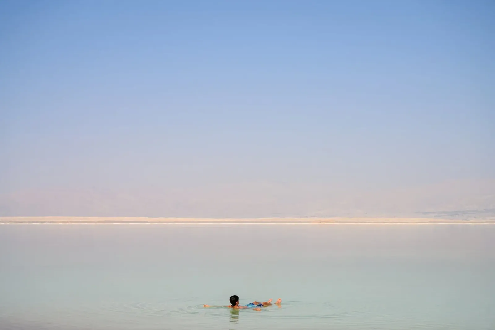 De Dode Zee #1 canvas met Baklijst van Tal Paz-Fridman