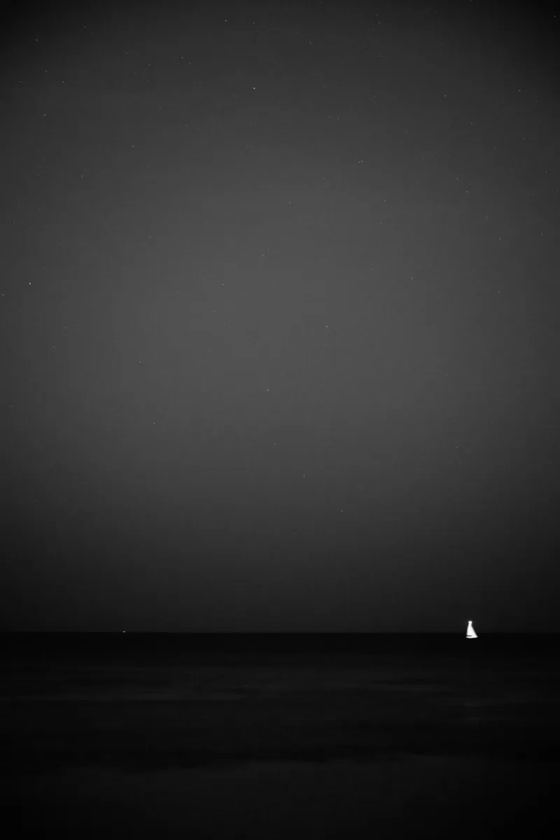Mare notturno #3 poster con telaio in plastica da Tal Paz-Fridman