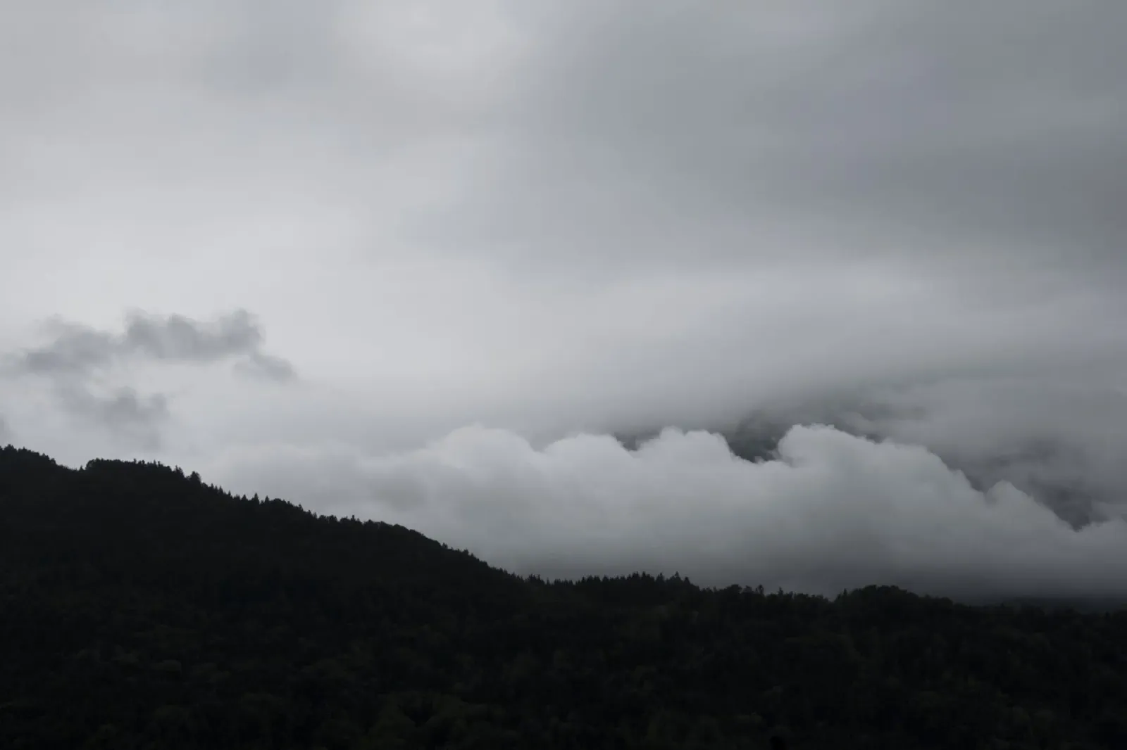 black mountains and white clouds pellicola backlit da Studio Nahili