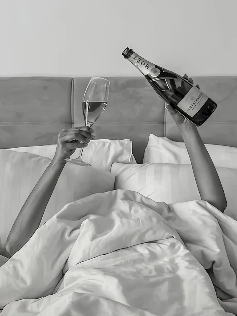 Donna che beve a letto pellicola backlit da Black And White