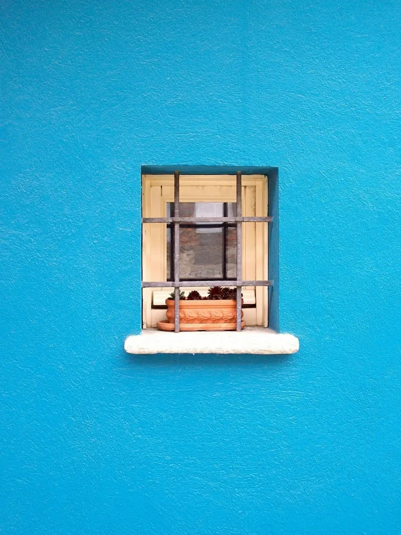 window in blue wall pellicola backlit da feny