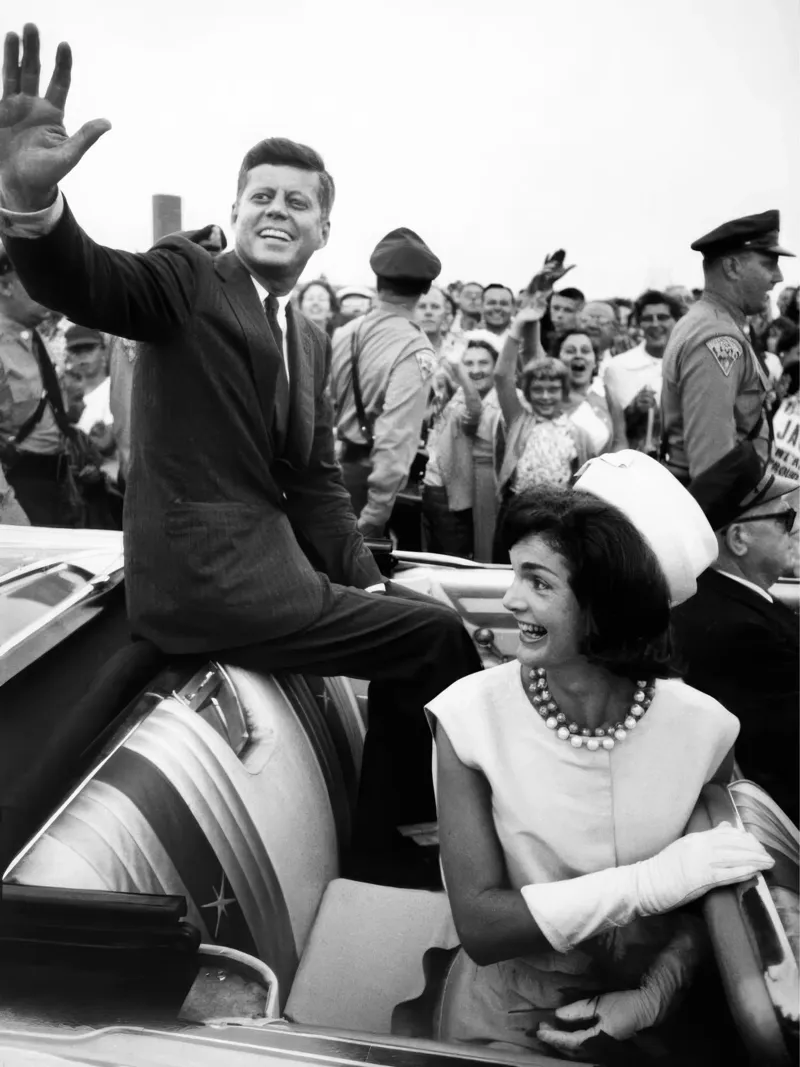 Les Kennedy font un signe de la main depuis une décapotable (1960) plexiglas de vintgeseyn