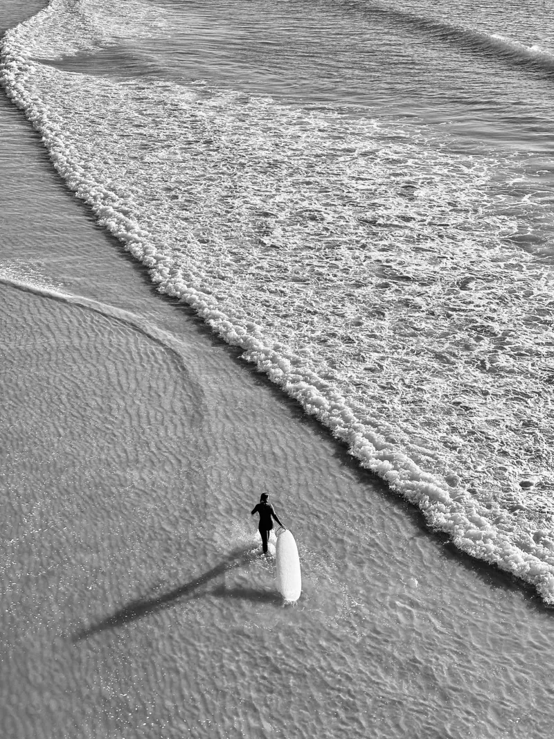 La Surfeuse N&B plexiglass da CALL OF THE OCEAN