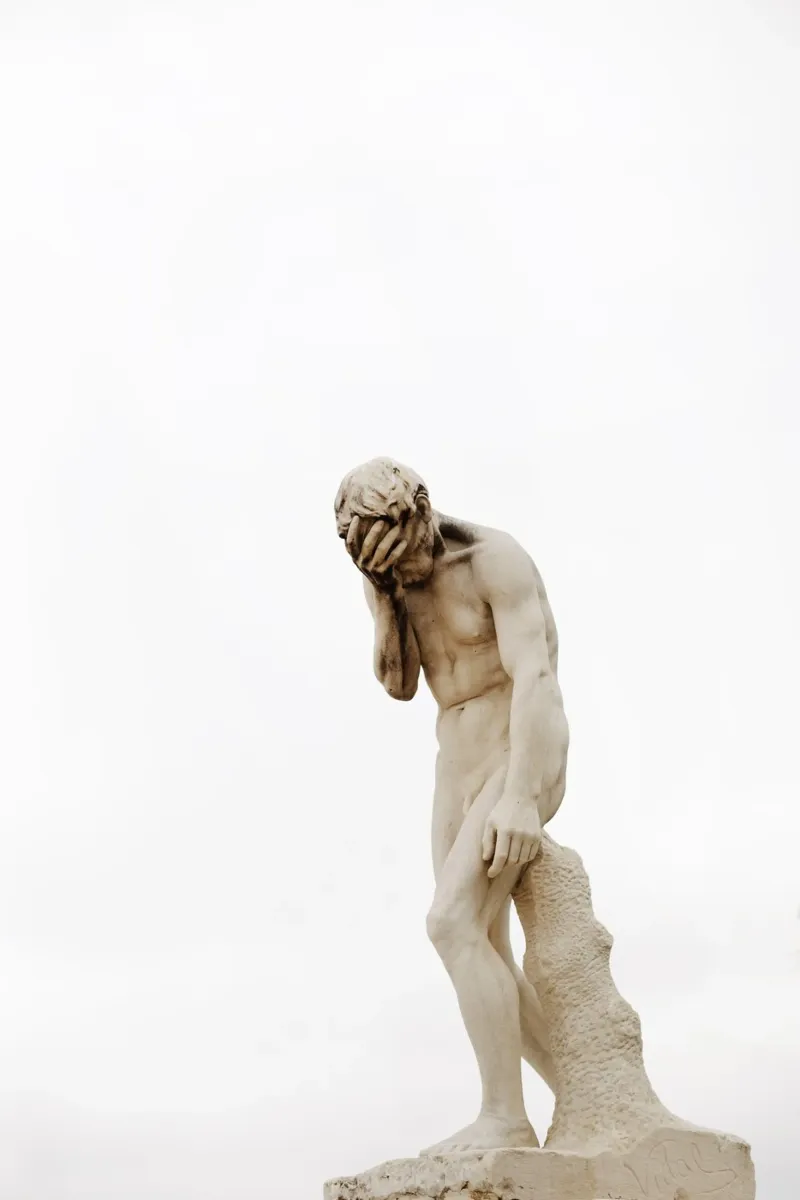 Statua a Parigi alluminio dibond da Simon Koy