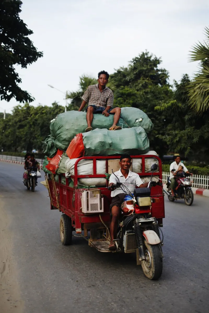 Trasporti in Myanmar pellicola backlit da Simon Koy