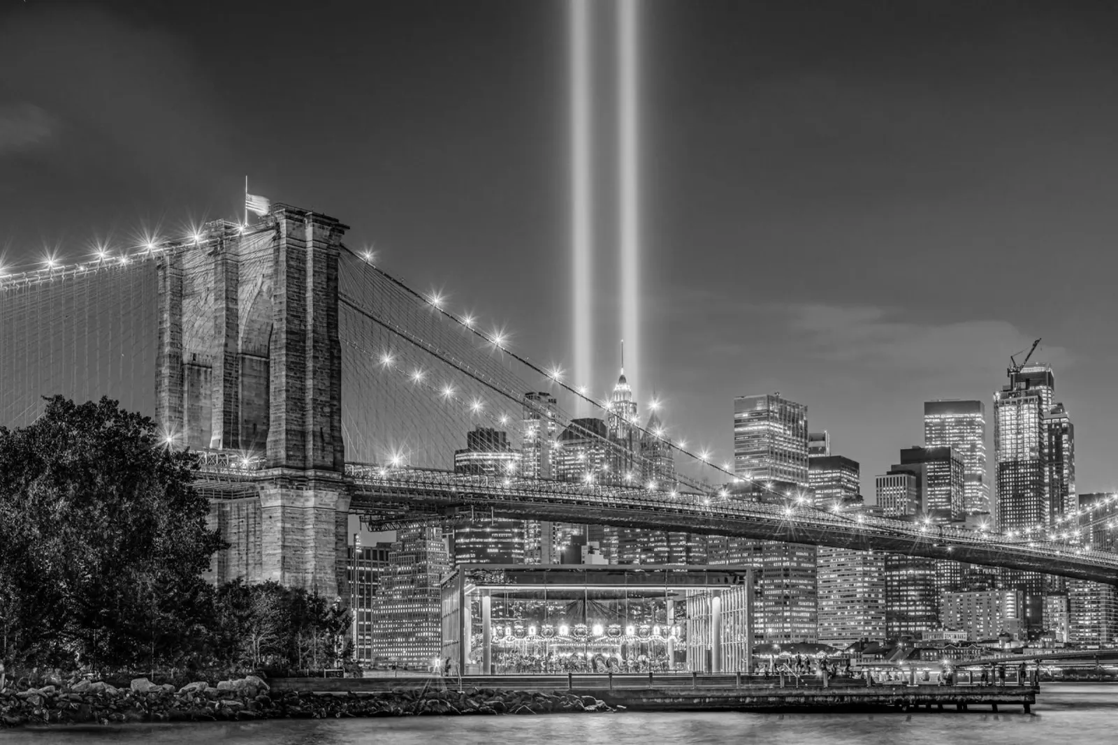 Ponte di Brooklyn fascio di luce poster con telaio in alluminio da Carinaprint