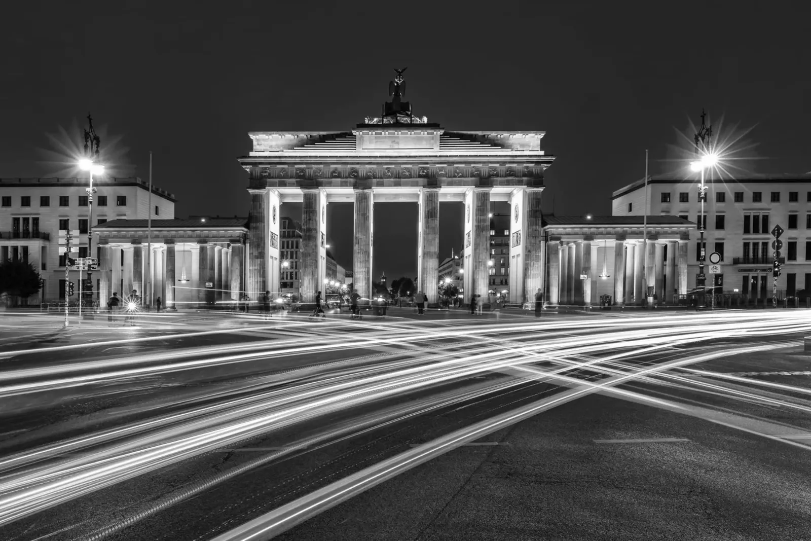 Berlino urbana di notte - monocromatica pellicola backlit da Melanie Viola
