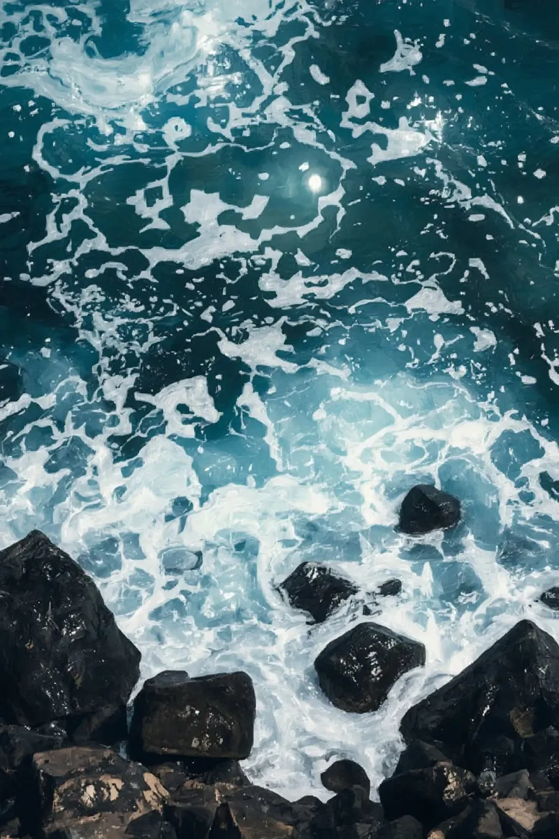 Le onde dell'oceano si infrangono sulle rocce scure carta hahnemühle da DesignDoodle