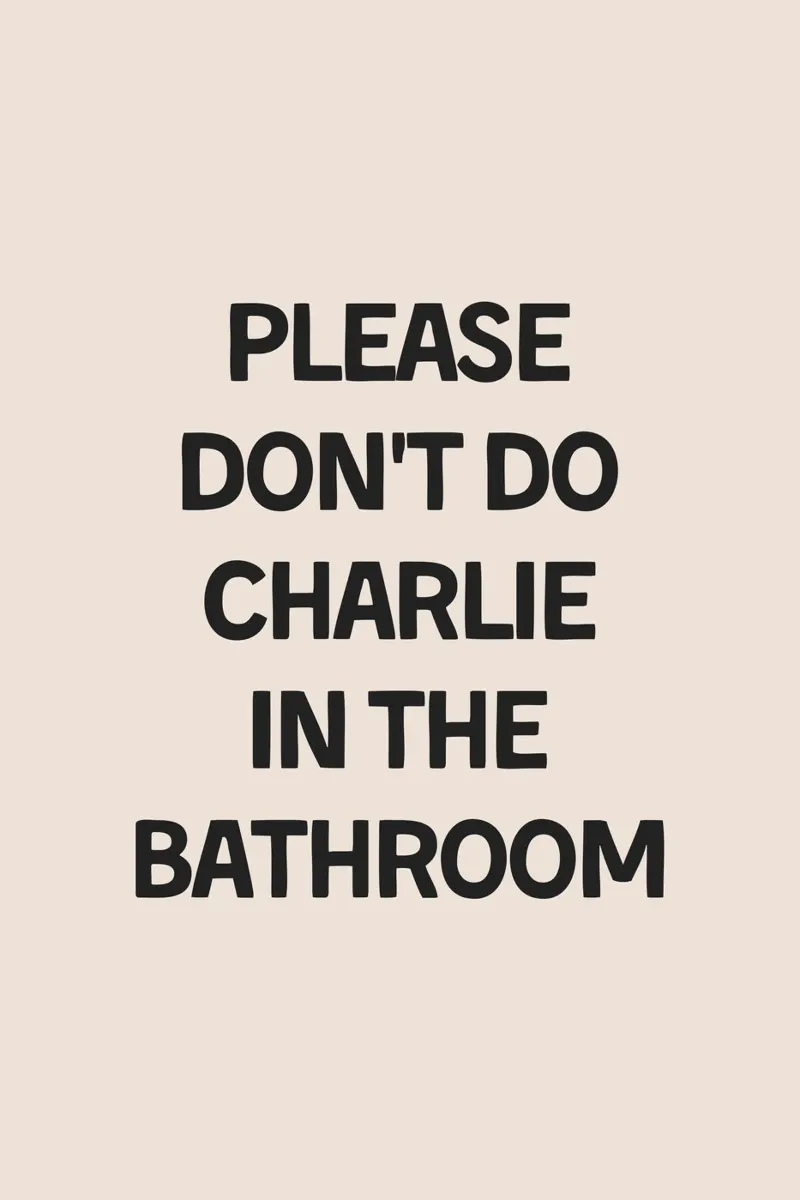 Don't Do Charlie In The Bathroom poster con telaio in legno da Mottos by Sinan Saydik