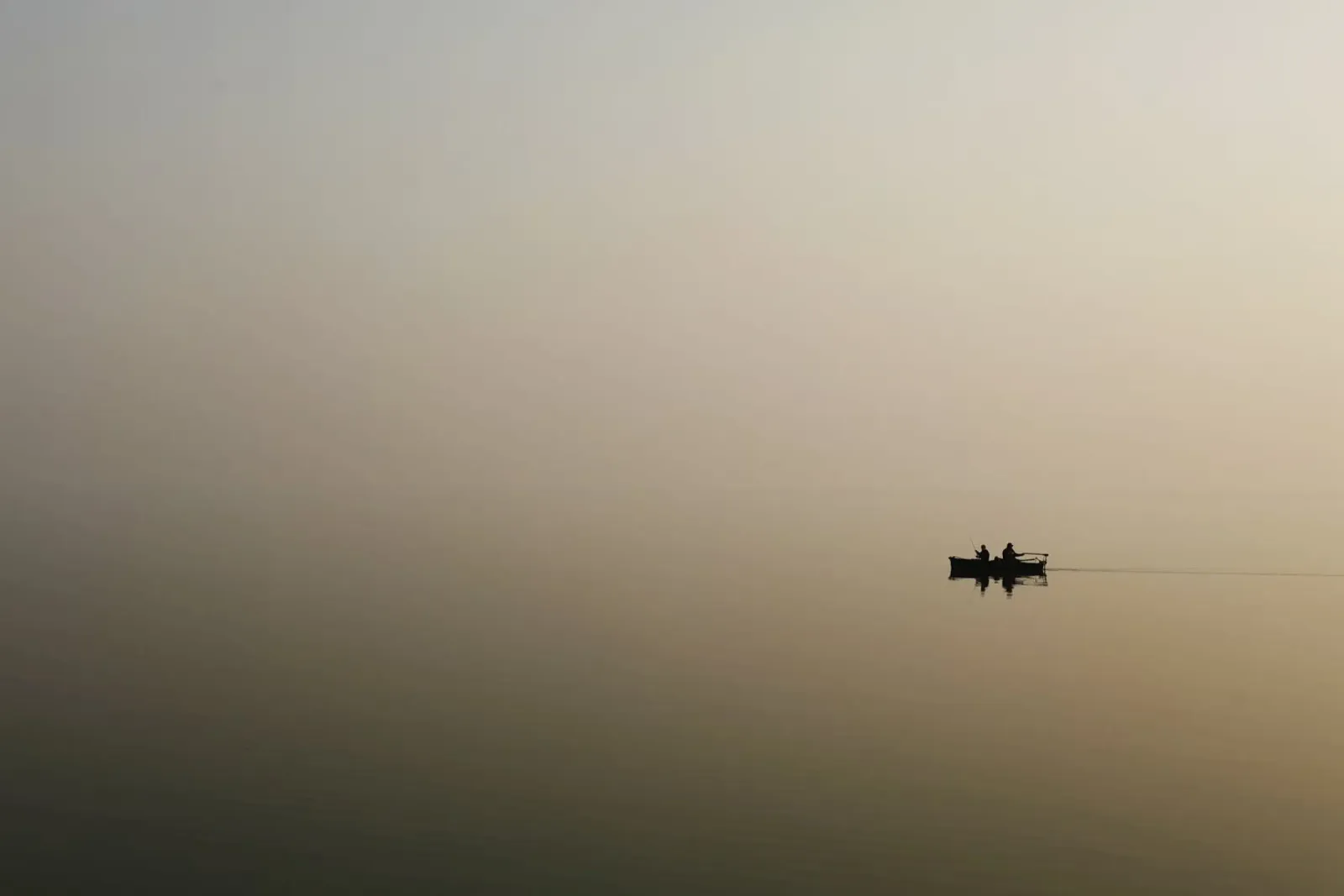 Pescatore sul lago Balaton, Ungheria pellicola backlit da Simon Koy