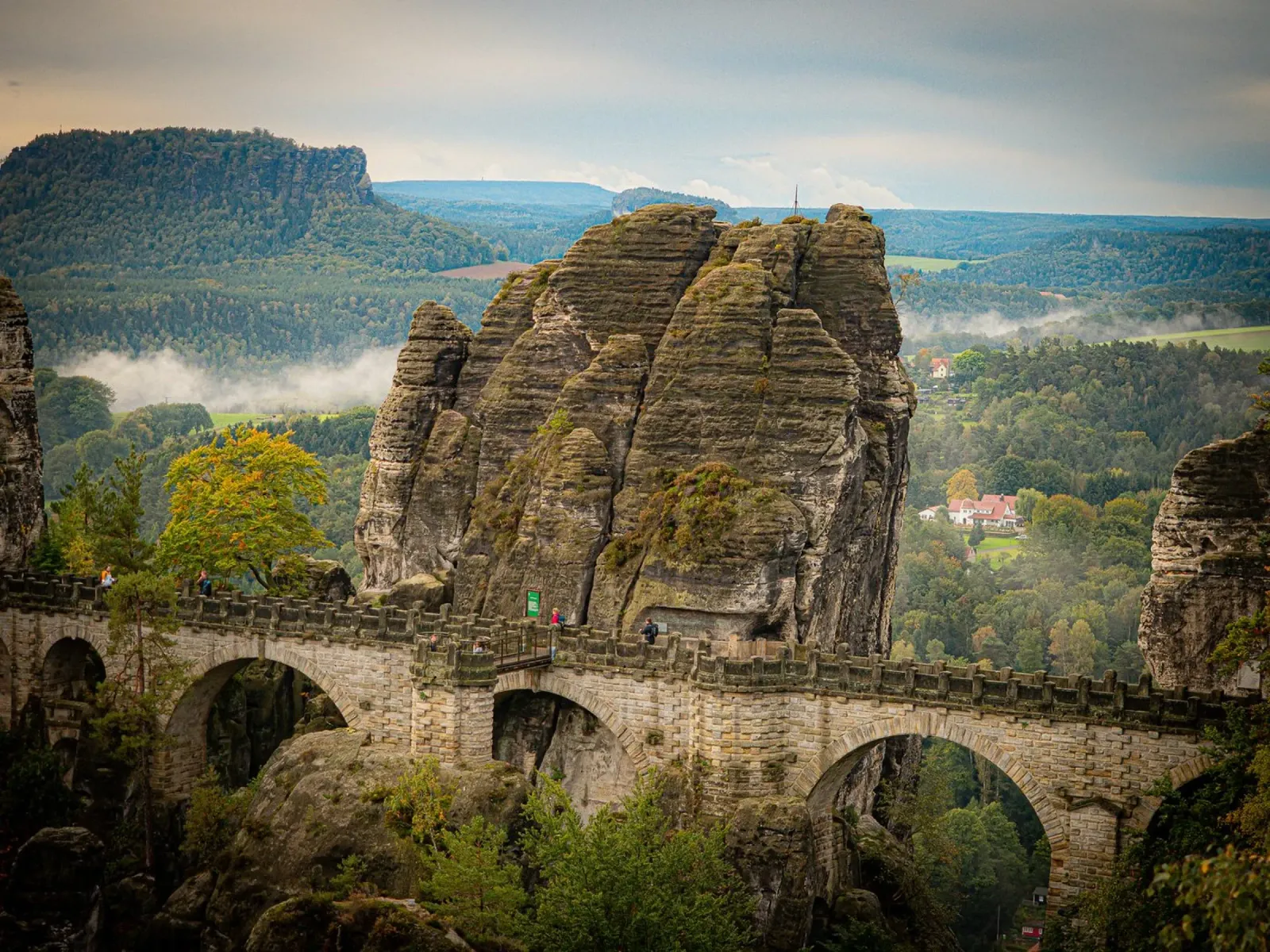 Bastei / Ponte di Bastei - Svizzera sassone in autunno pellicola backlit da Bold and Retro