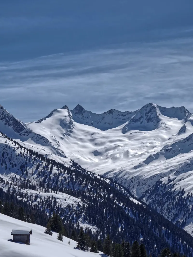 Piccola baita - montagne innevate alluminio dibond da Fjöllart