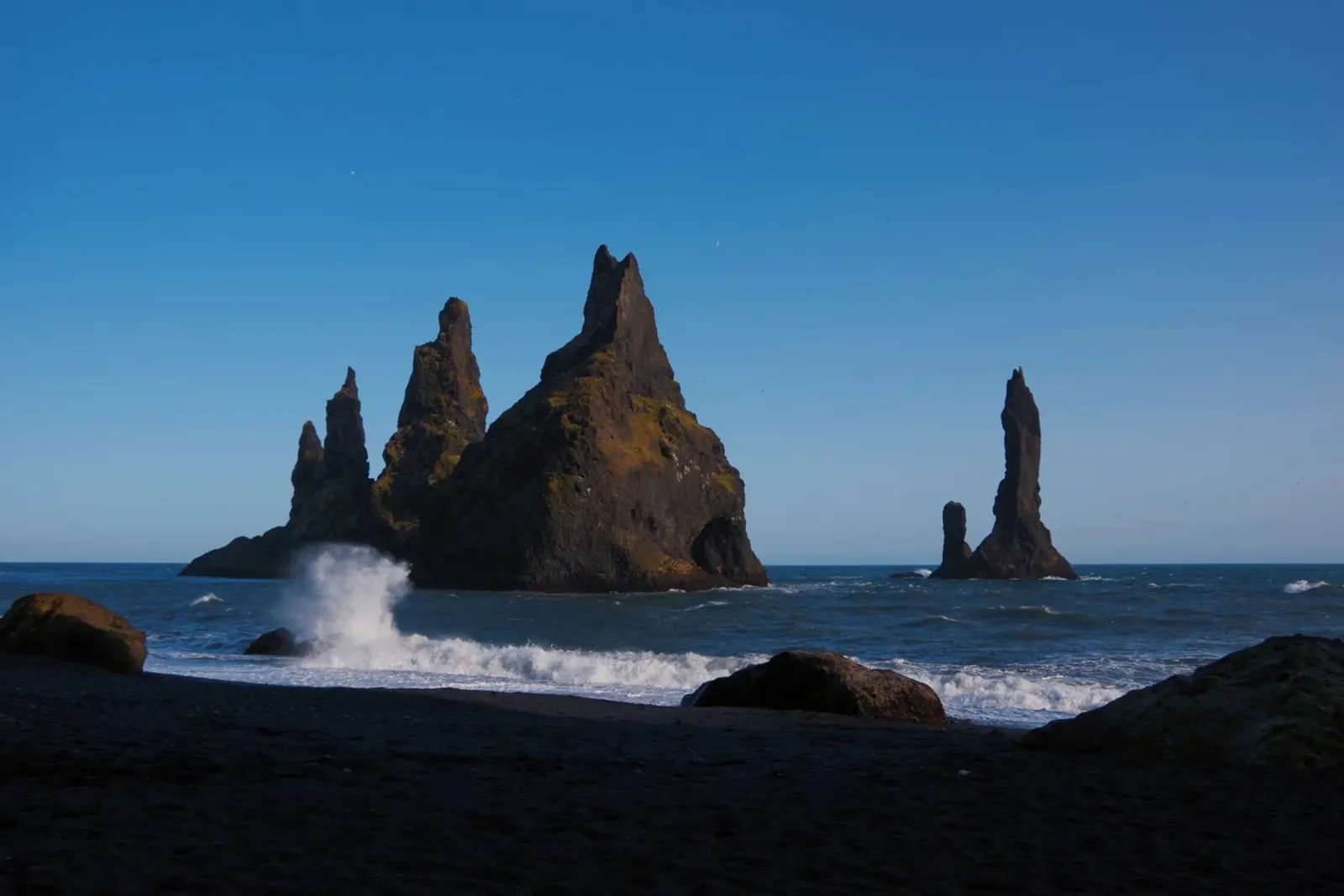 Rocce nel mare della costa islandese pellicola backlit da Fjöllart