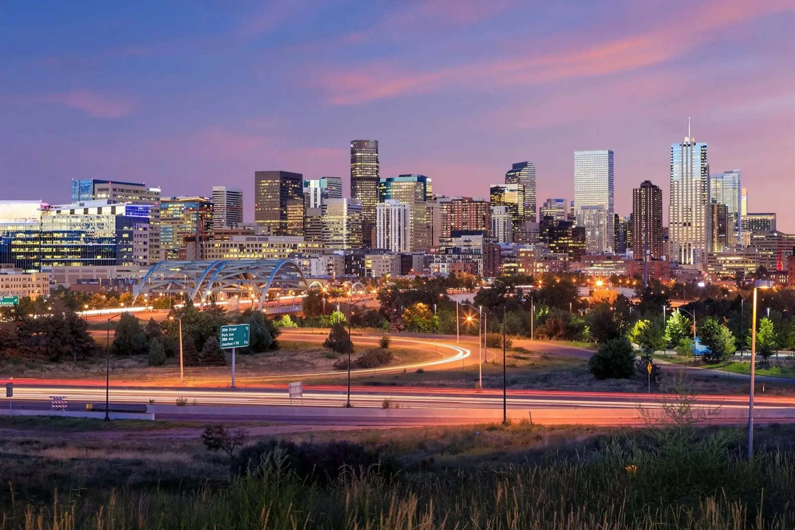 Skyline del centro con scie luminose, Denver, USA pellicola backlit da Wanderlust Vibes
