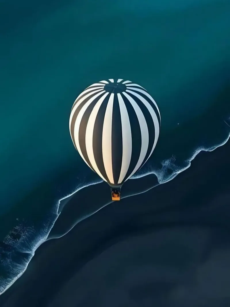 striped balloon pellicola backlit da Fost