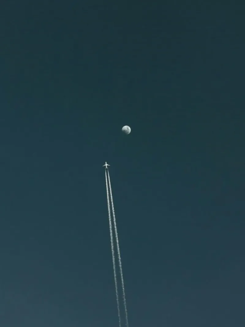 plane with moon pellicola backlit da Fost