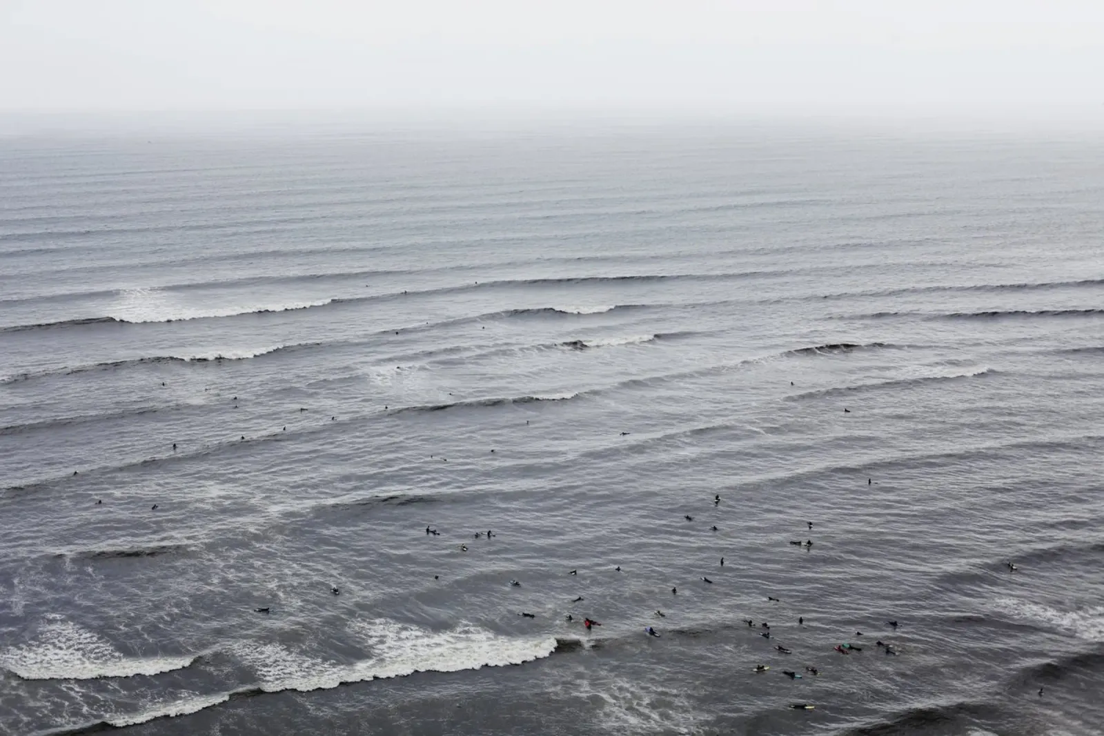 Surfer in Lima - Millaflorres (Peru) canvas van Simon Koy