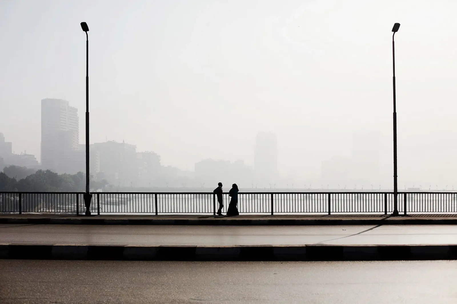 Coppia sul ponte del Cairo (Egitto) carta hahnemühle da Simon Koy