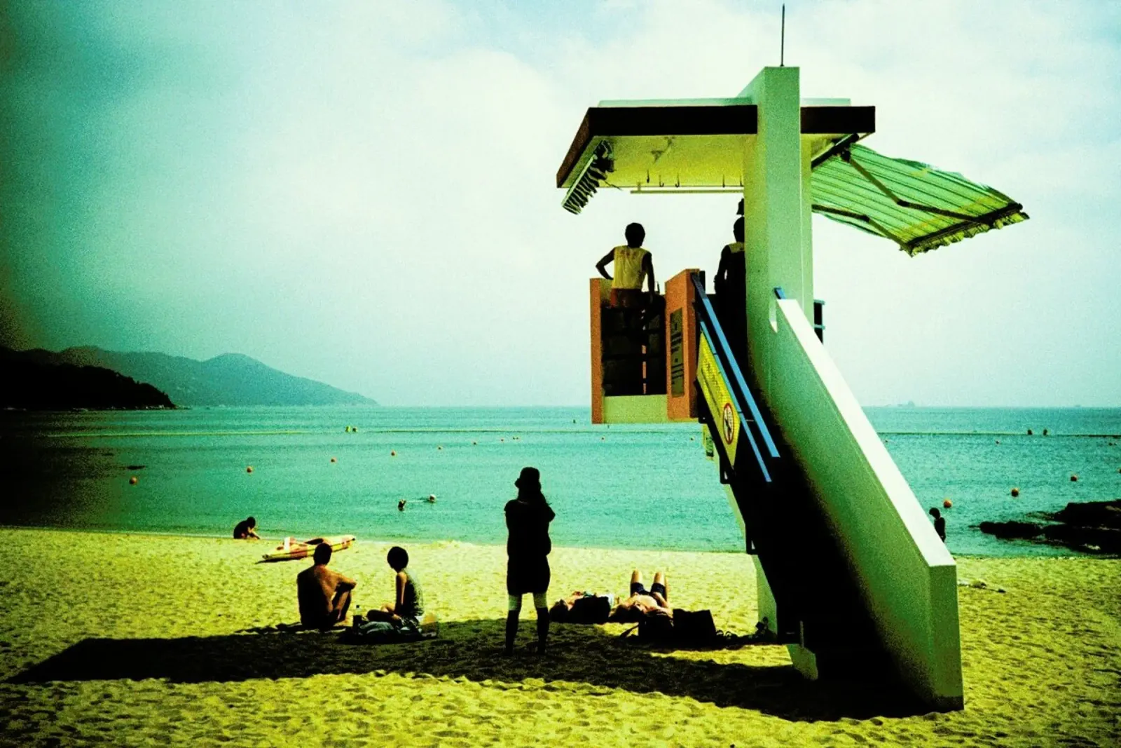 Lamma Island pellicola backlit da BLAEK Design Studio
