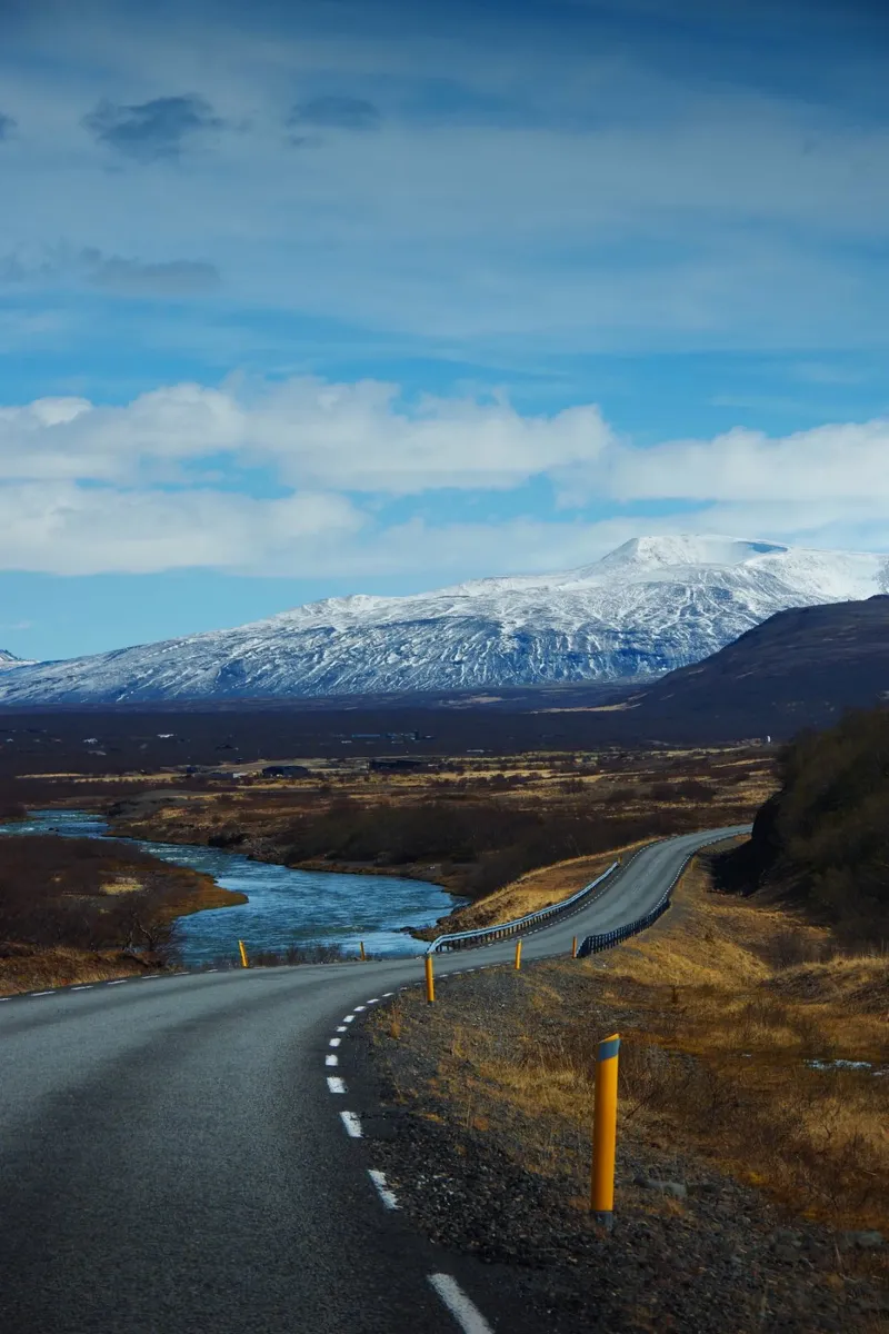Strada e montagne innevate in Islanda pellicola backlit da Fjöllart