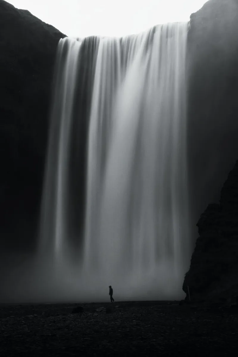 Le masse d'acqua della cascata di Skogafoss pellicola backlit da Fjöllart