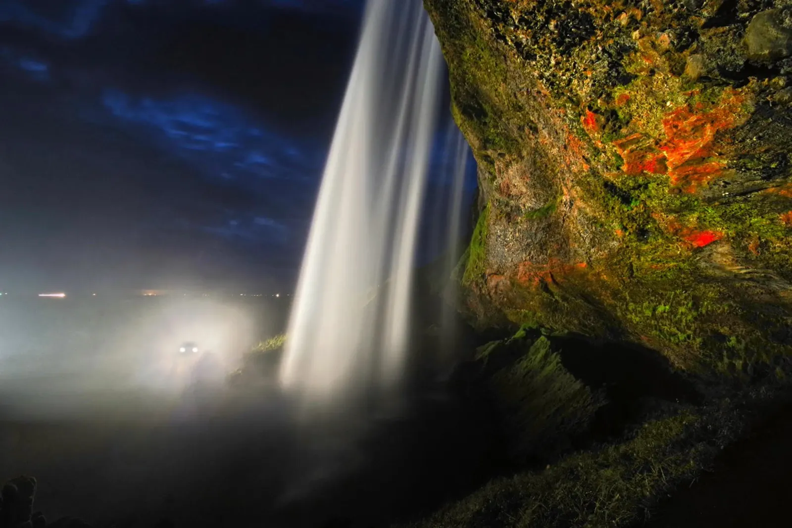 Dietro la cascata di notte pellicola backlit da Fjöllart
