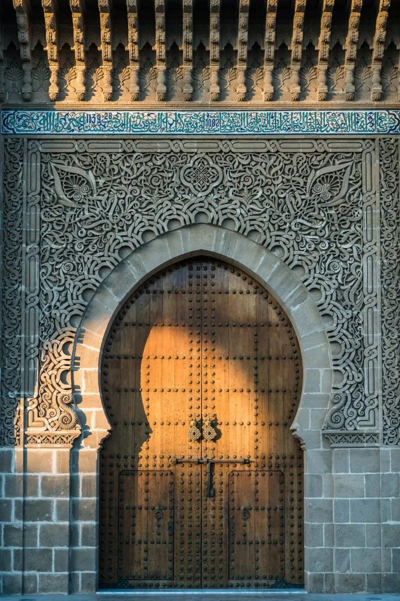 Sunset on a facade in Morocco pellicola backlit da photolovers