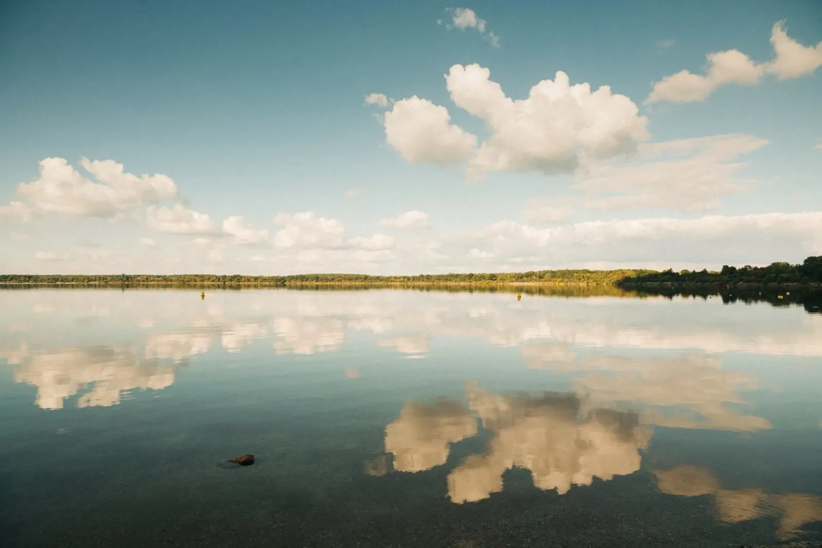 Specchio di nuvola | Riflesso di nuvola sulla superficie dell'acqua in un lago alluminio dibond da Bold and Retro