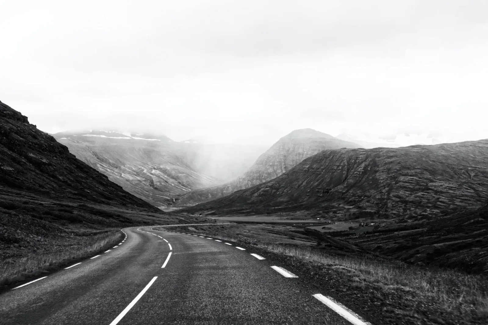 Winding road in the highlands poster da Fjöllart