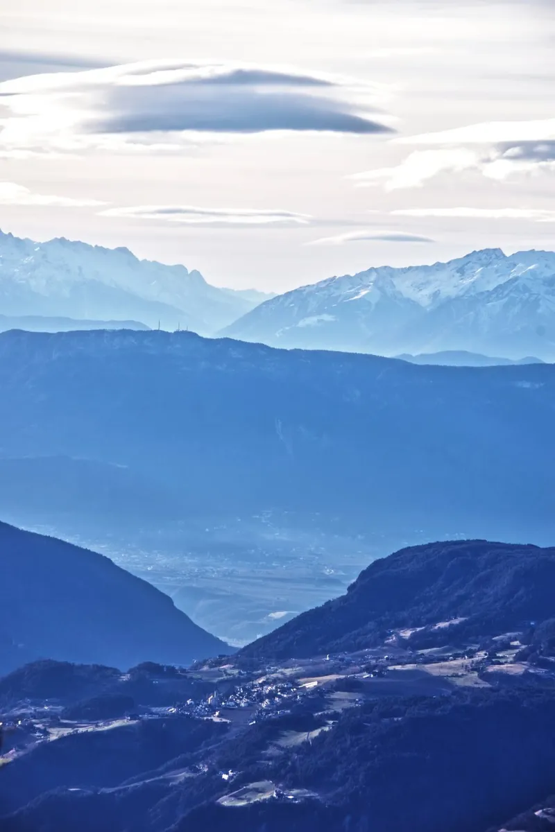 Mountain layers in the Dolomites pellicola backlit da Fjöllart