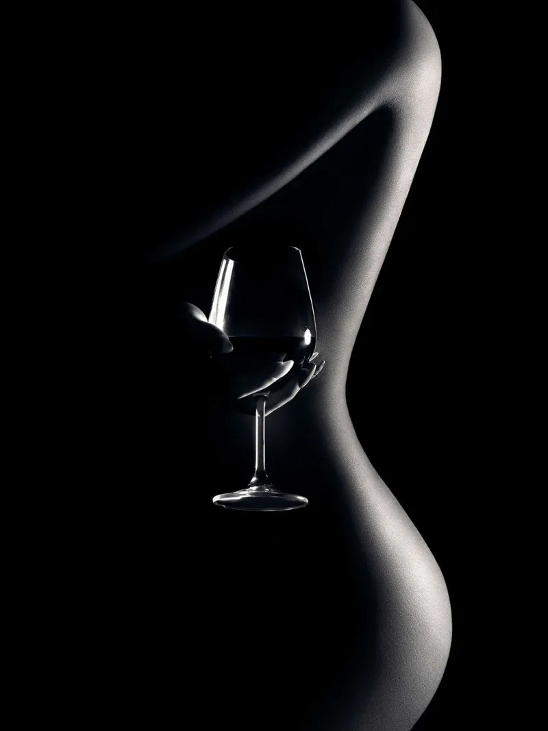 Nudo con bicchiere di vino I alluminio dibond da Lora