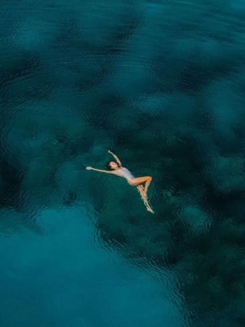 lying on water alluminio dibond da juli