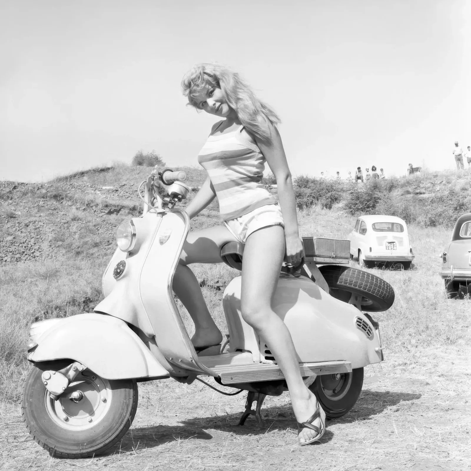 Marisa Allasio in posa su una Vespa carta hahnemühle da blacsteel