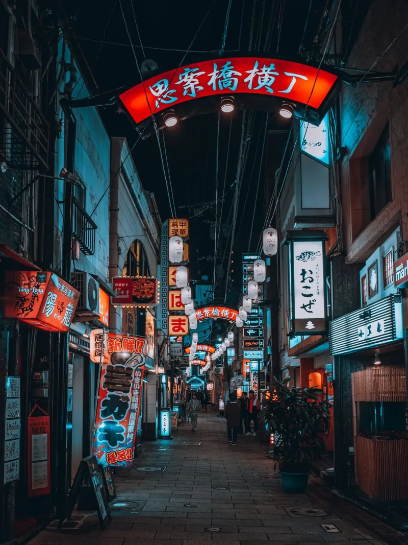 Luci notturne al neon a Nagasaki, Giappone pellicola backlit da Marcel Bisig