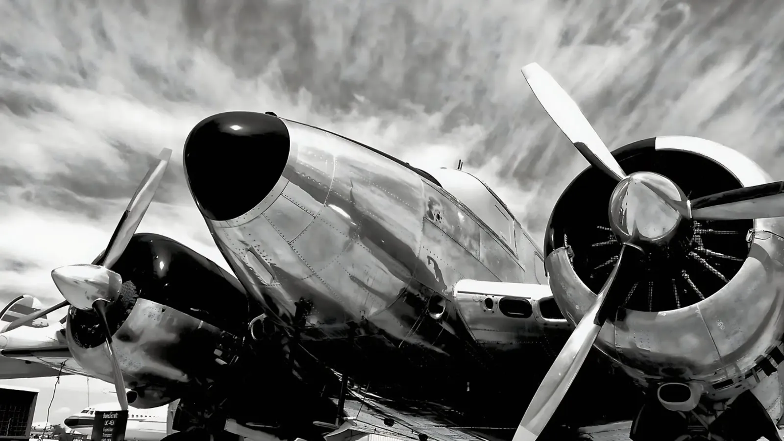 Aeroplano ad elica retrò in monocromia b&n vintage pellicola backlit da DiveDuke