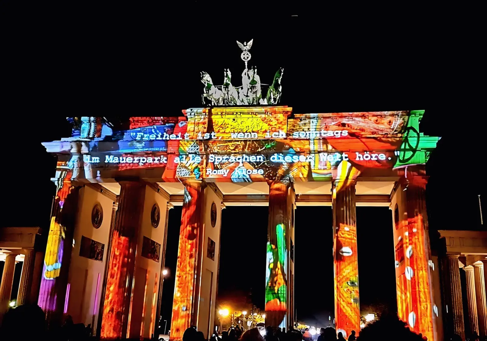 La Porta di Brandeburgo di Berlino illuminata di notte pellicola backlit da DiveDuke