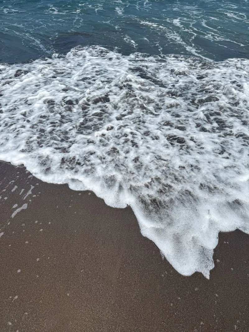 Onde che si infrangono sulla spiaggia balinese carta hahnemühle da byrieneke