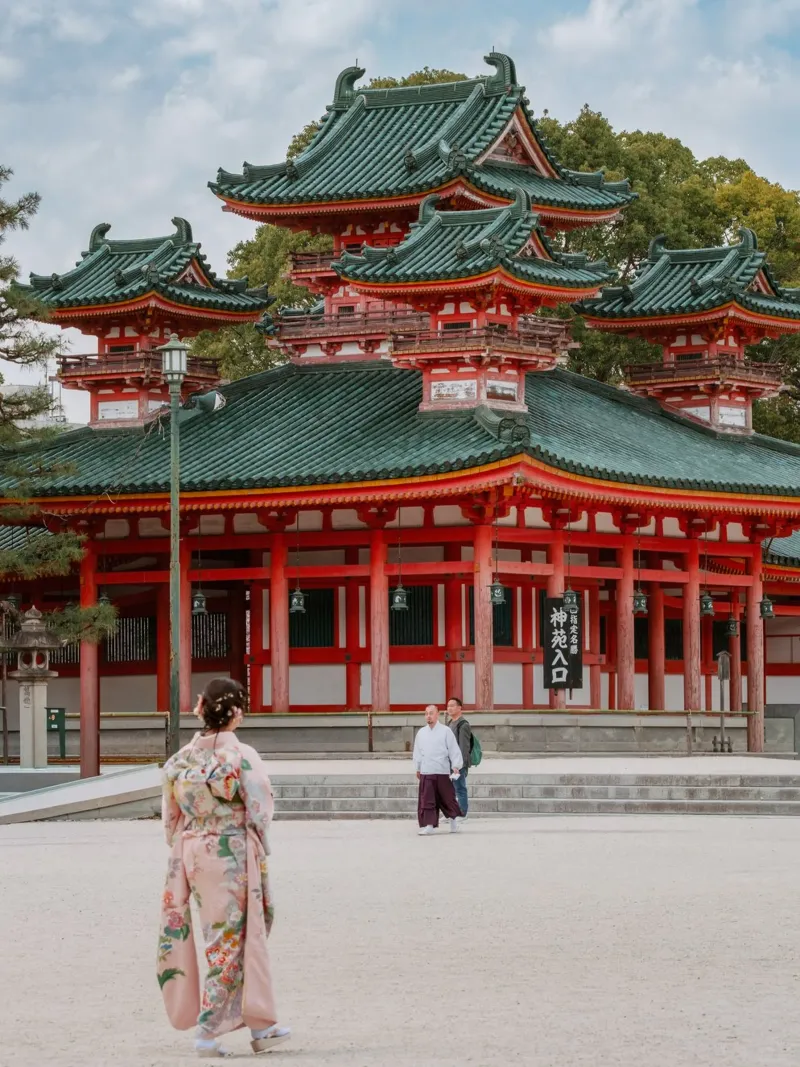 Geisha davanti a un tempio di Kyoto alluminio dibond da mbgraphx2