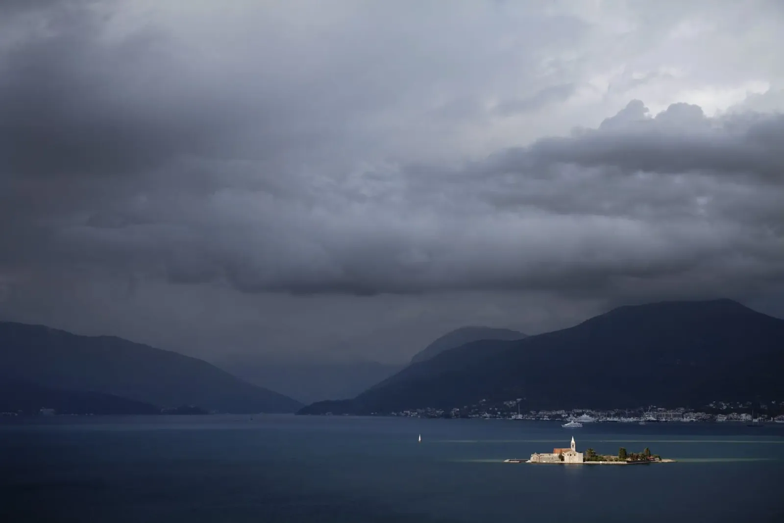 Baia di Kotor, Montenegro carta hahnemühle da atmospheric pictures