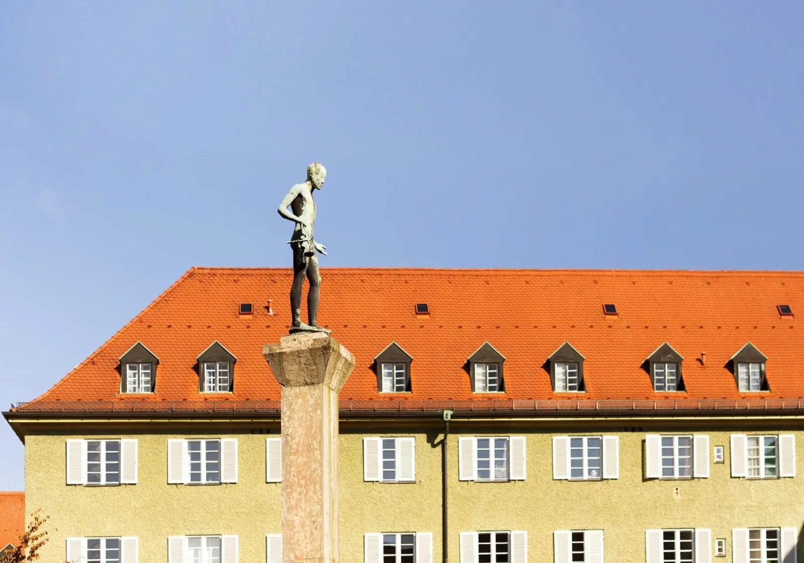 Statua nel quartiere Borstei, Monaco di Baviera pellicola backlit da Borstei München