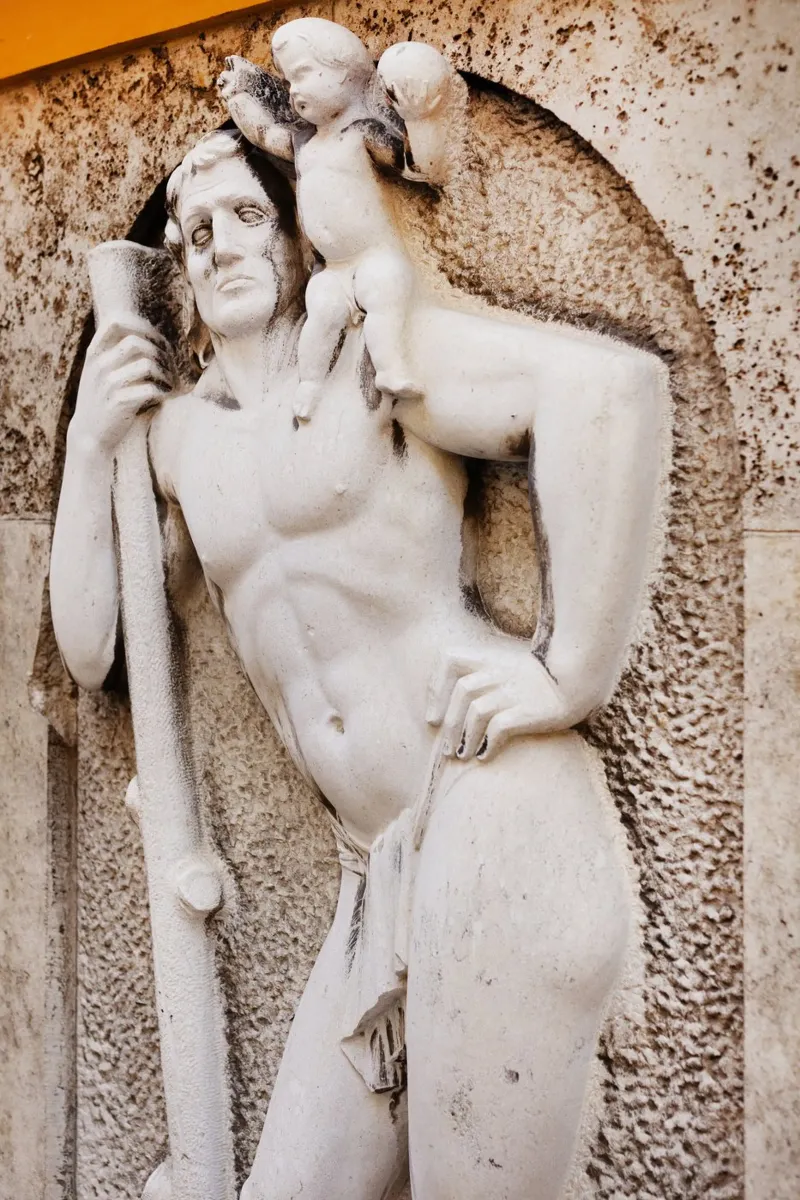 Statua nel quartiere Borstei di Monaco di Baviera pellicola backlit da Borstei München