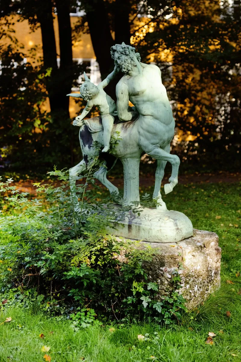 Statua nel quartiere Borstei di Monaco di Baviera pellicola backlit da Borstei München