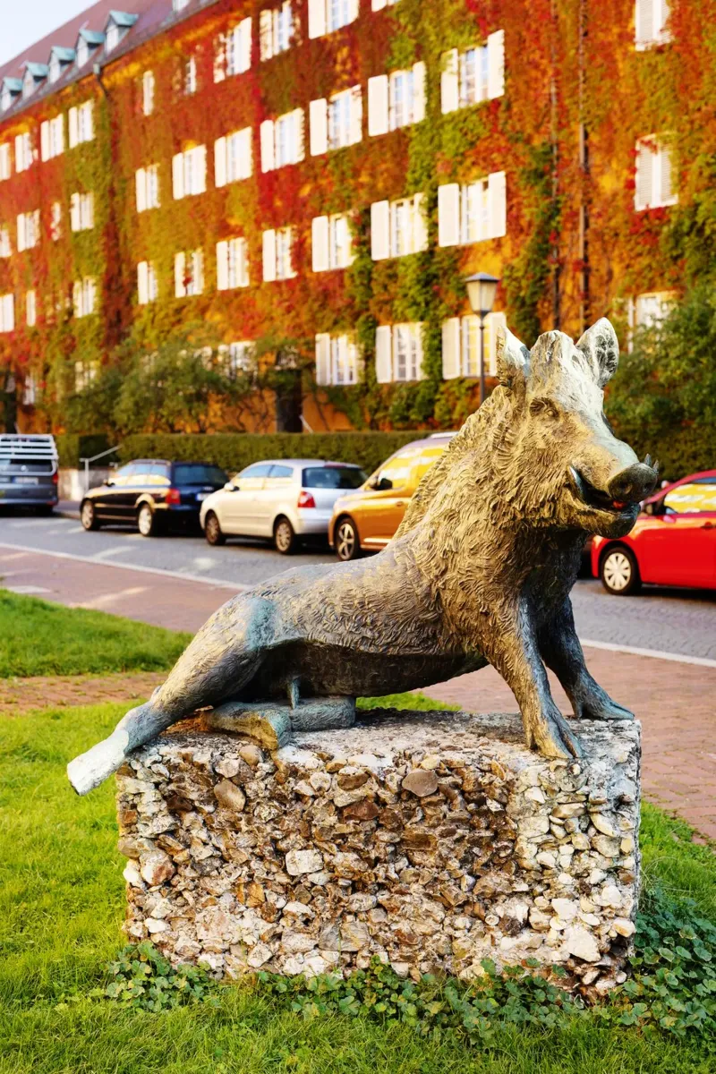 Statua del cinghiale, quartiere Borstei di Monaco di Baviera poster da Borstei München