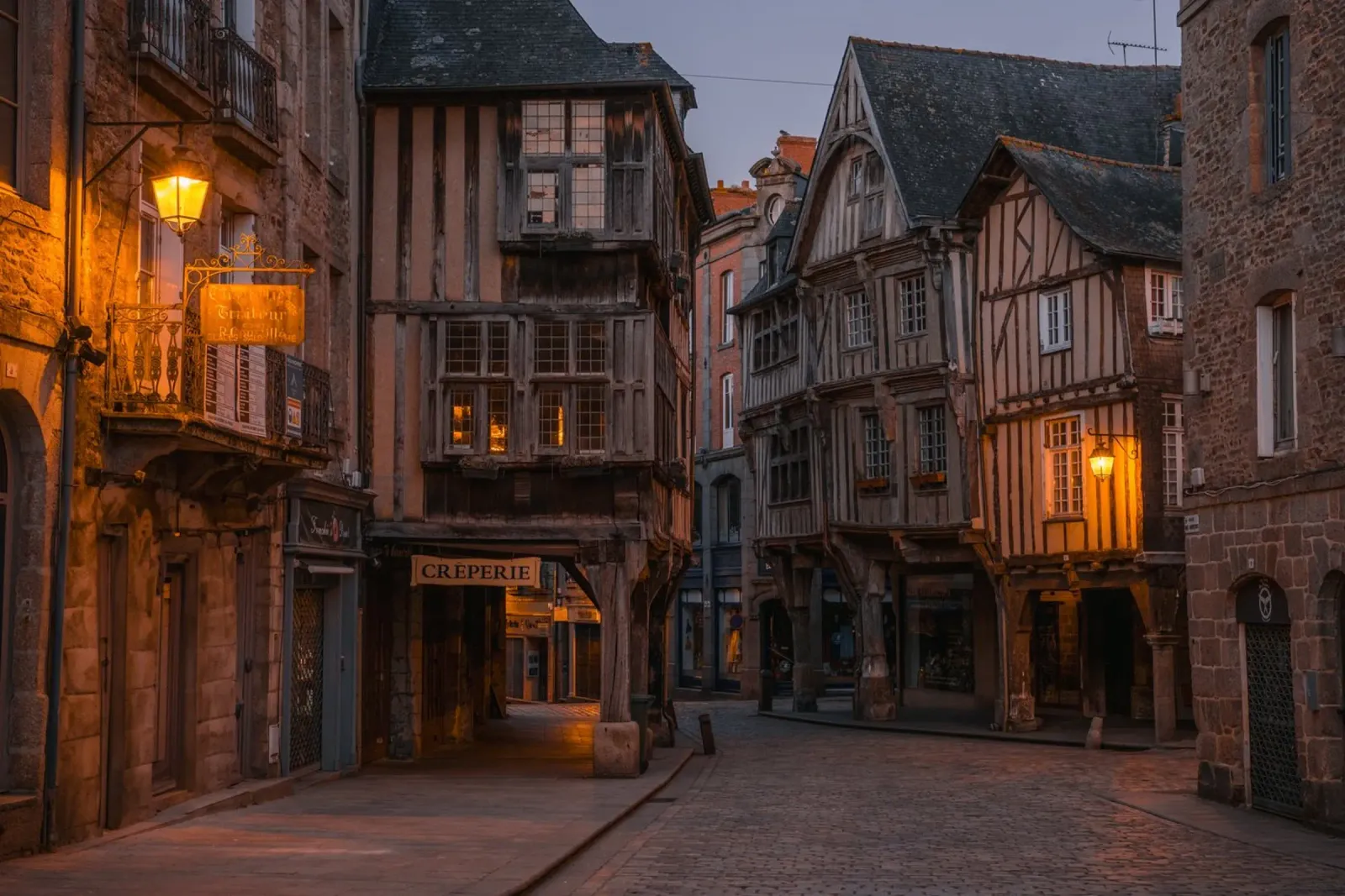 Middeleeuwse stad Dinan bij nacht, Frankrijk canvas met Baklijst van Marcel Bisig