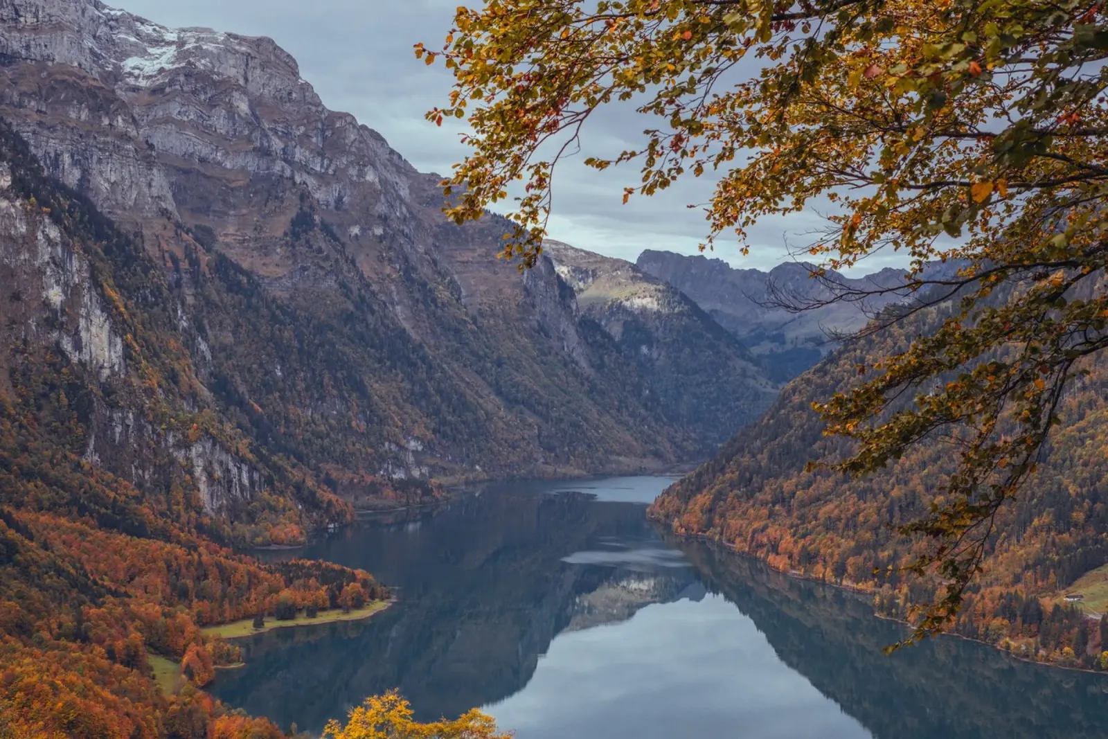Herbstlicher Bergsee in der Schweiz Hahnemühle von mbgraphx2