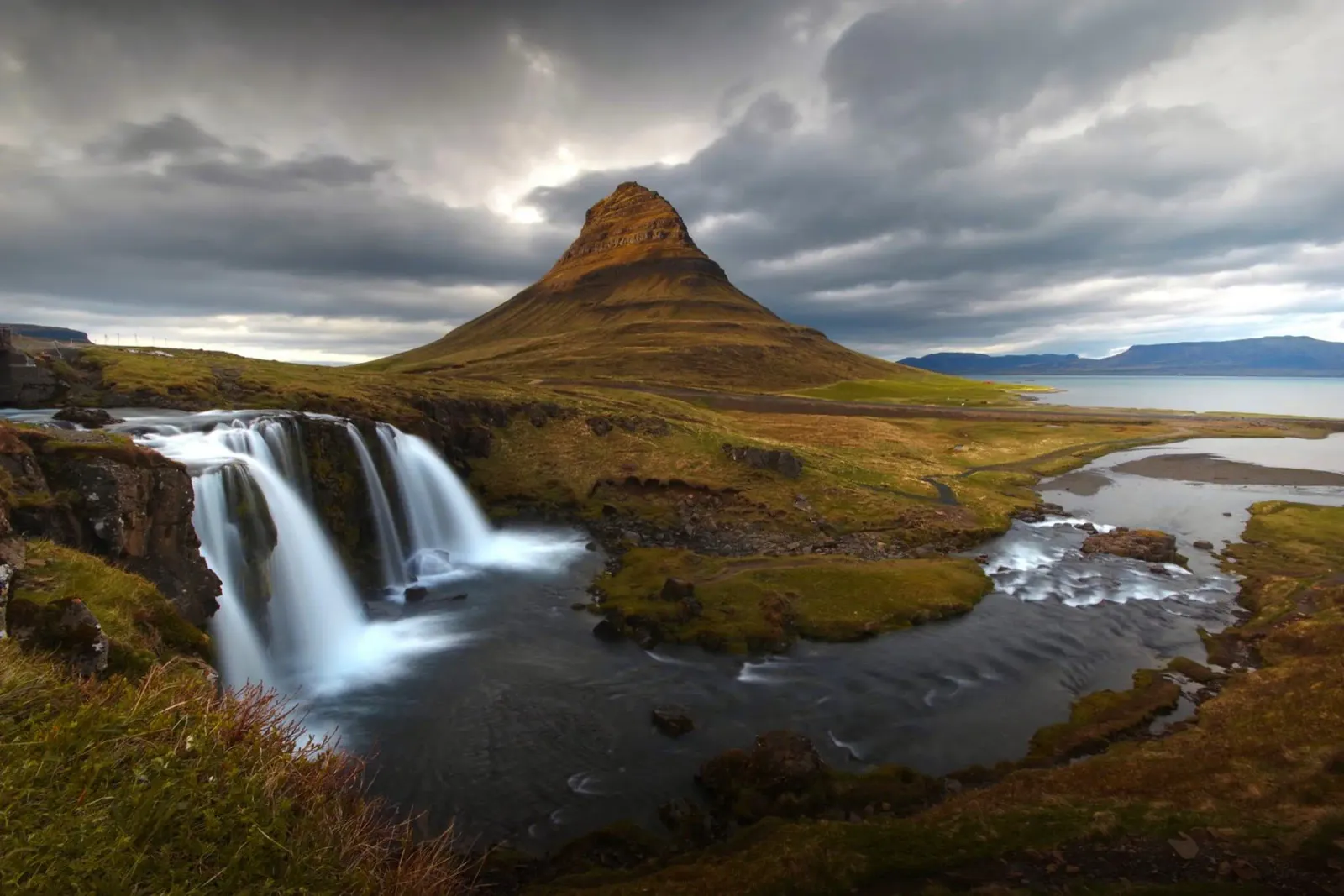 Waterfall and famous mountain in Iceland pellicola backlit da Fjöllart
